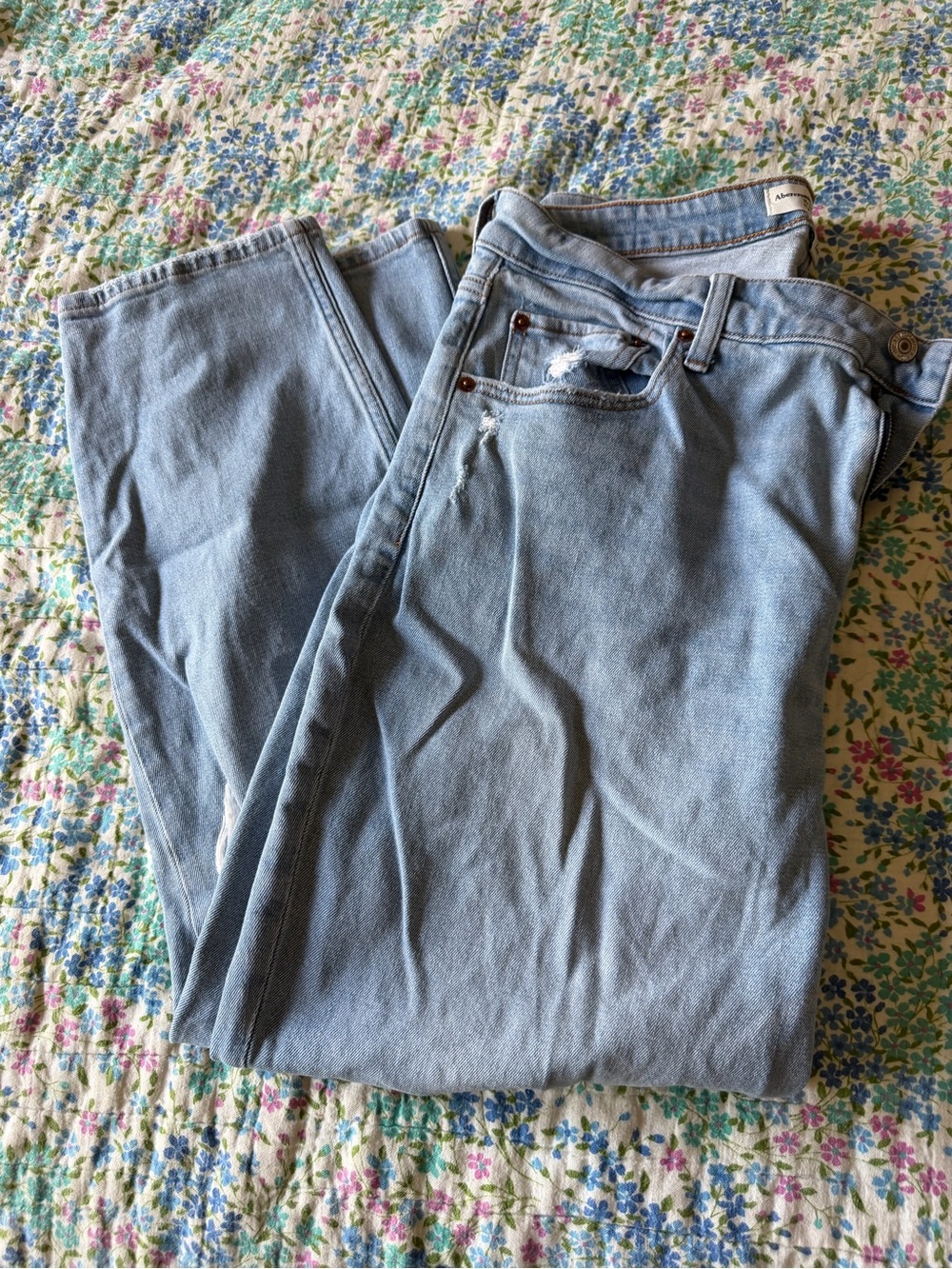 Abercrombie & Fitch Light Wash Straight Leg Jeans - Curve Love High Rise Mom